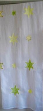 .2 MOOIE WITTE VITRAGES MET VROLIJK GEKLEURDE ( STERREN ? ), 200 cm of meer, Overige kleuren, Ophalen of Verzenden, Zo goed als nieuw