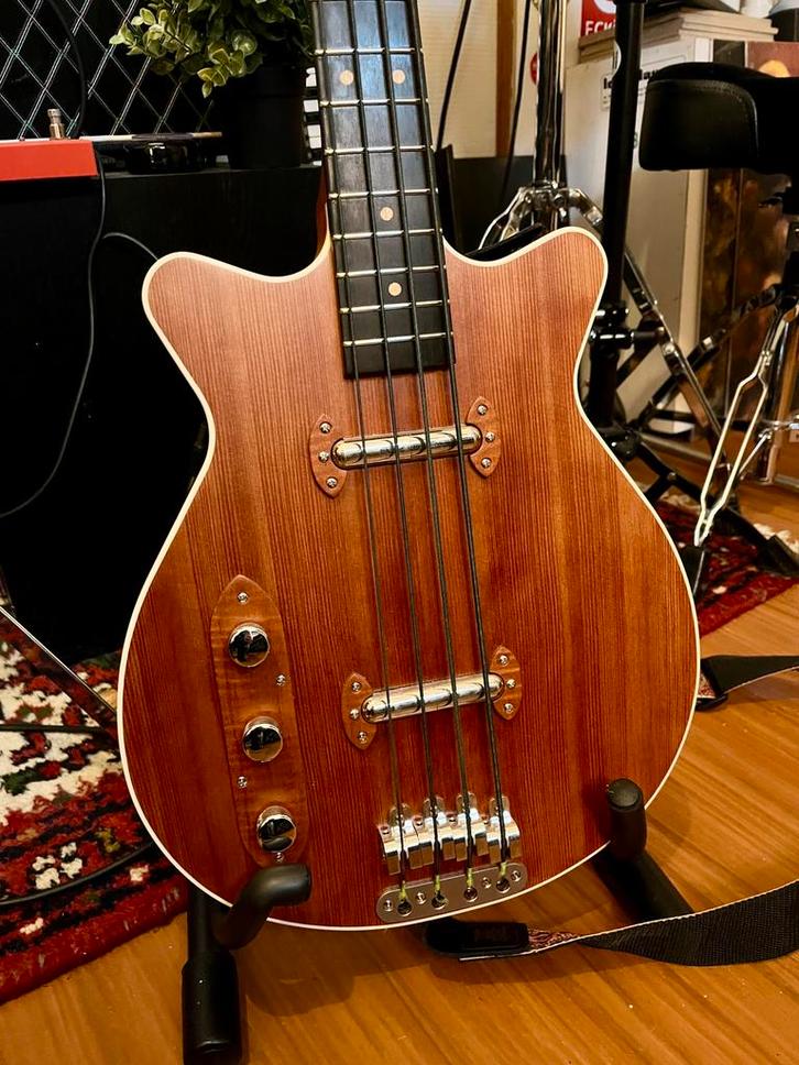 Grez Mendocino basgitaar linkshandig, Muziek en Instrumenten, Snaarinstrumenten | Gitaren | Bas, Zo goed als nieuw, Ophalen of Verzenden
