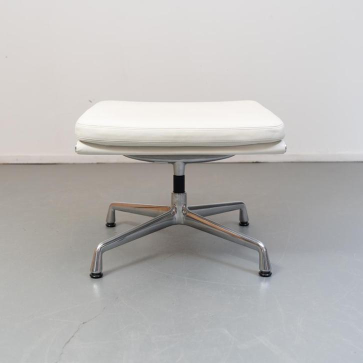 1x Vitra Eames EA 223 Soft Pad Hocker Wit Leer - Gepolijst, Huis en Inrichting, Banken | Voetenbanken en Poefen, Zo goed als nieuw