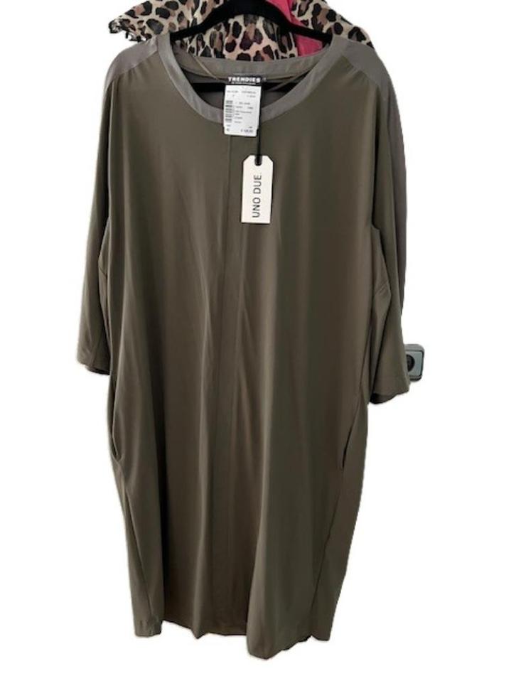 NIEUW UNO DUE tuniek jurk travelstof 42 khaki, Kleding | Dames, Jurken, Nieuw, Maat 42/44 (L), Groen, Knielengte, Verzenden