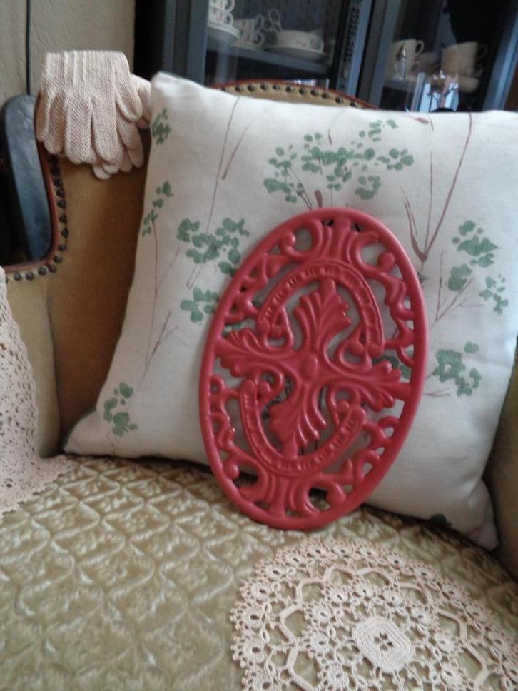 Brocante Franse Roze Gietijzeren Onderzetter ** Mimosa **, Antiek en Kunst, Antiek | Keukenbenodigdheden, Ophalen of Verzenden