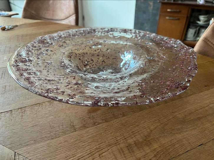 Art glas transparante schaal met metaal vlokken, Huis en Inrichting, Woonaccessoires | Schalen en Manden, Zo goed als nieuw, Rond