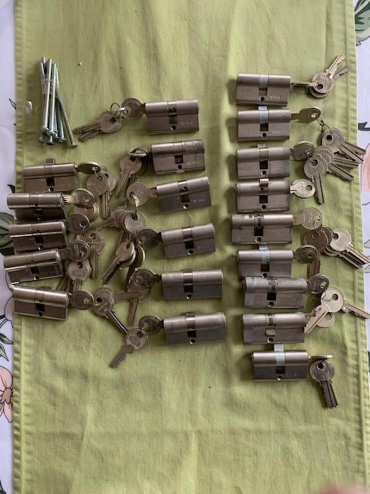 Groepje van 5 - 6 - 7- Eurocylinders met moedersleutel, Hobby en Vrije tijd, Knutselen, Nieuw, Materiaal, Ophalen of Verzenden