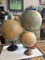 Vintage wereldbol op houten voet – klassieke decoratie., Antiek en Kunst, Antiek | Woonaccessoires, Ophalen of Verzenden