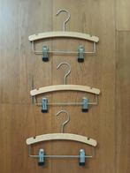3 Houten kledinghangers met klemmen - Draaibaar, Ophalen of Verzenden, Zo goed als nieuw, Hout, Kinderen