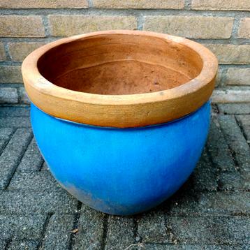 Mooie blauwe terracotta bloempot beschikbaar voor biedingen