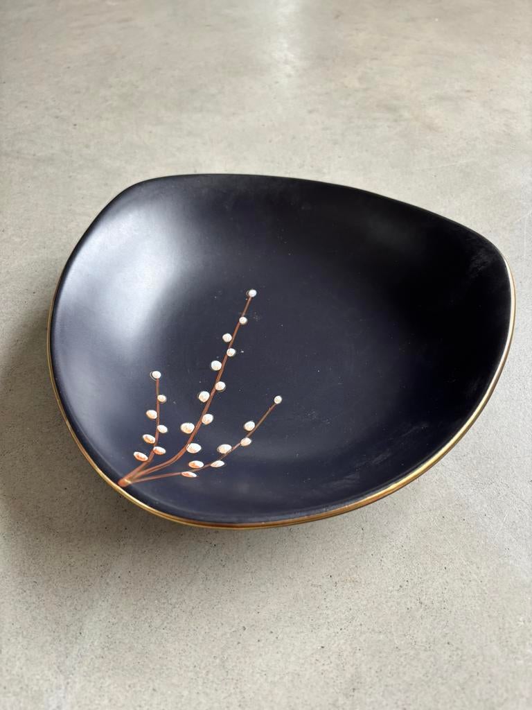 Zwarte schaal Gouda Holland gesigneerd, Ophalen of Verzenden, Zo goed als nieuw, Rond, Porselein of Keramiek