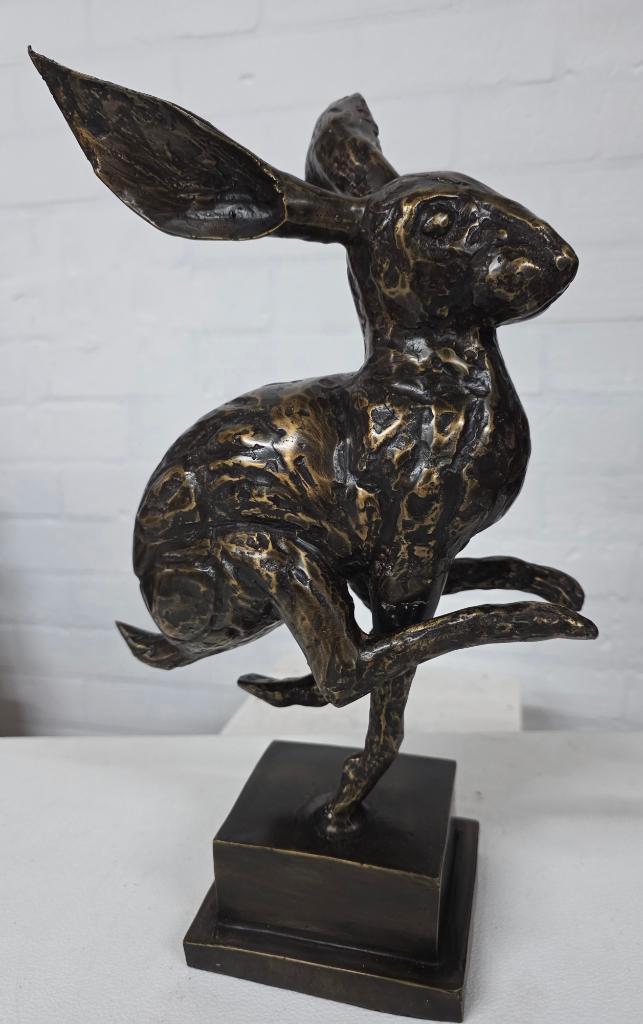 HAAS / bronzen tuinbeeld, Tuin en Terras, Tuinbeelden, Nieuw, Dierenbeeld, Ophalen of Verzenden