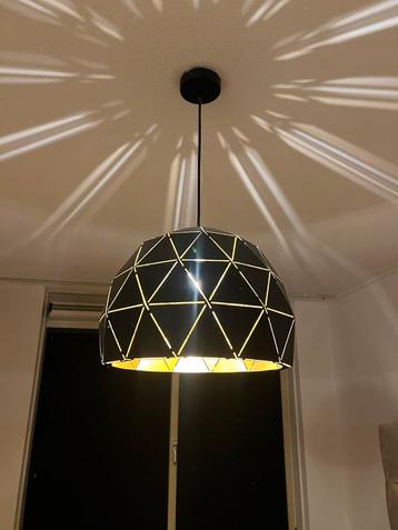 Zwarte mooie hanglamp beschikbaar voor biedingen