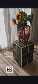 Handgemaakt groen tegeltafeltje bijzettafel met gele voeg., Huis en Inrichting, Woonaccessoires | Zuilen en Pilaren, Ophalen of Verzenden