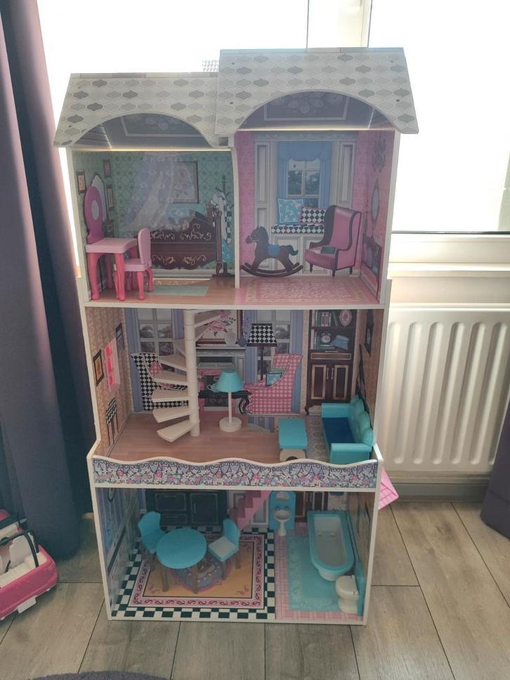 Groot Barbiehuis met Meubels - Zo Goed Als Nieuw!, Kinderen en Baby's, Speelgoed | Poppenhuizen, Zo goed als nieuw, Poppenhuis