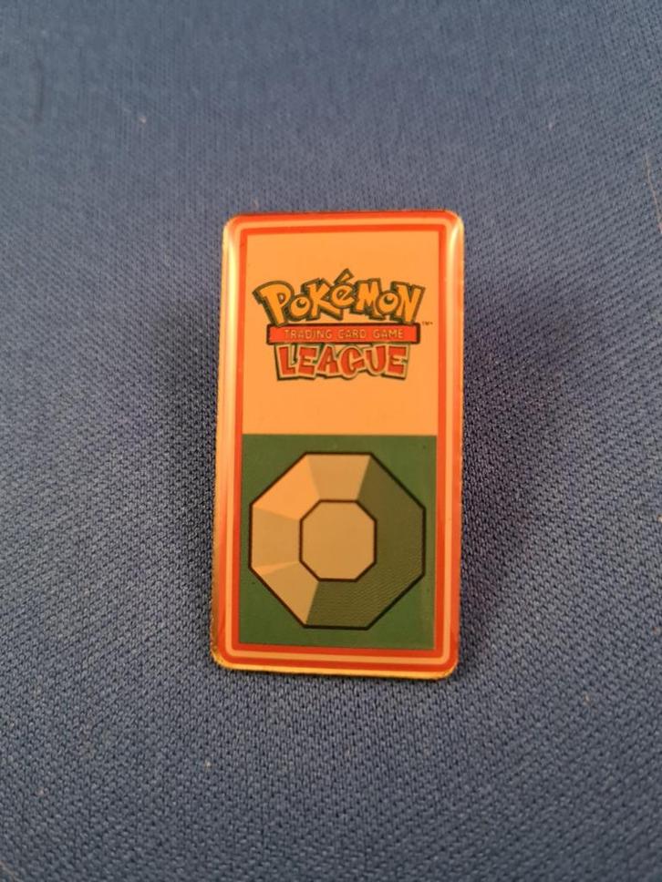 Pokémon Kanto League - Brock's Boulder Badge, Hobby en Vrije tijd, Verzamelkaartspellen | Pokémon, Gebruikt, Verzenden