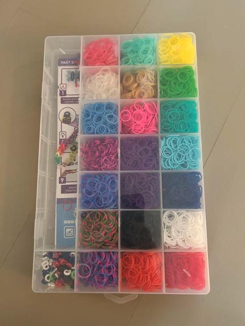 Bak met Loom bandjes – compleet en netjes gesorteerd, Hobby en Vrije tijd, Knutselen, Zo goed als nieuw, Materiaal, Ophalen of Verzenden