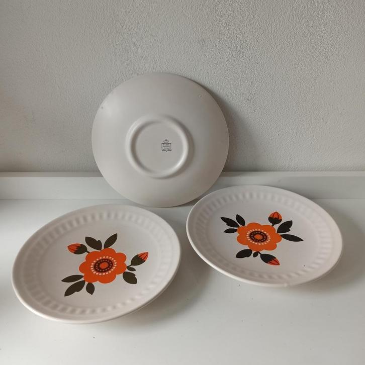 Flora Gouda gebaksbordjes. Drie stuks., Antiek en Kunst, Antiek | Keramiek en Aardewerk, Verzenden