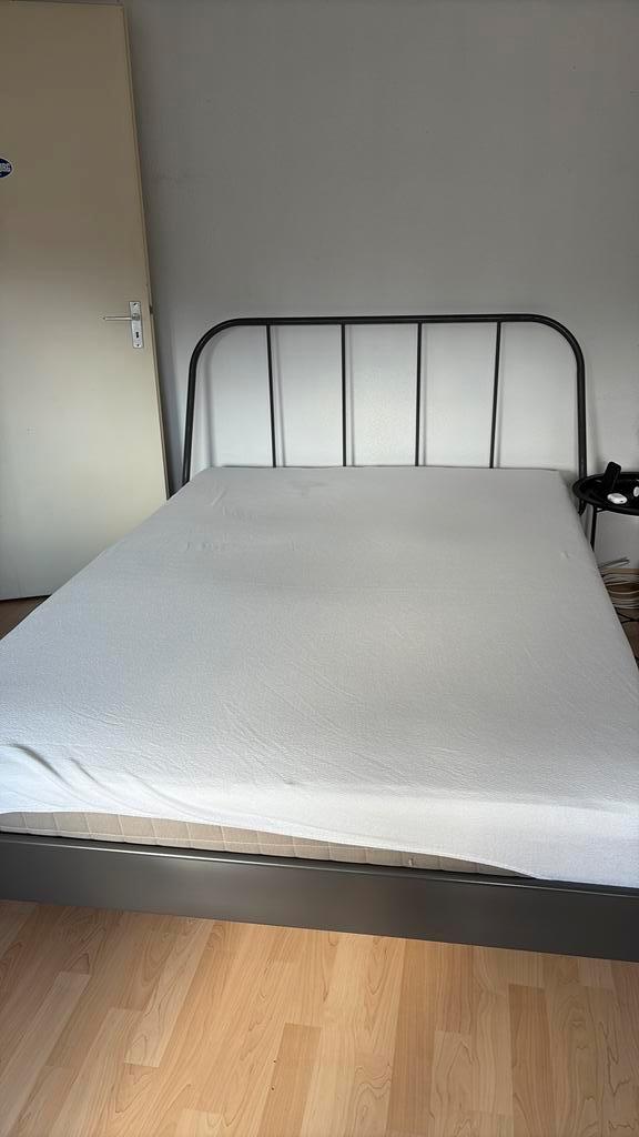 Ikea bed 140x200, Huis en Inrichting, Slaapkamer | Bedden, Zo goed als nieuw, Tweepersoons, 140 cm, 200 cm, Metaal, Grijs, Ophalen of Verzenden
