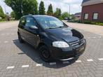 Volkswagen Fox 1.2 40KW 2005 Zwart Nieuwe APK, Voorwielaandrijving, Stof, 4 stoelen, 1198 cc
