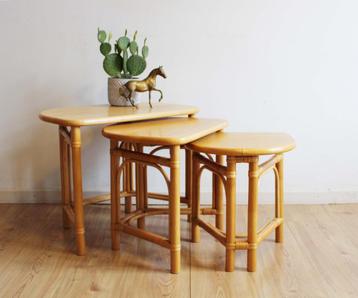  3 retro bijzet tafels, houten blad. Vintage rotan mimiset beschikbaar voor biedingen