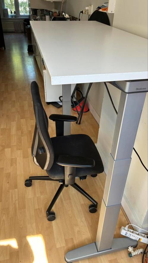 Steelcase elektrisch zit-sta bureau van 145x60 cm., Huis en Inrichting, Bureaus, Gebruikt, Stabureau, Elektrisch, Ophalen