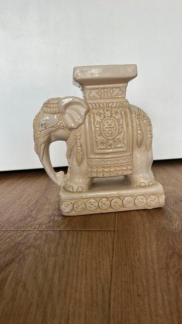 Vintage olifant keramiek plantentafel beschikbaar voor biedingen