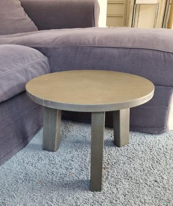 een stevige bijzettafel beschikbaar voor biedingen