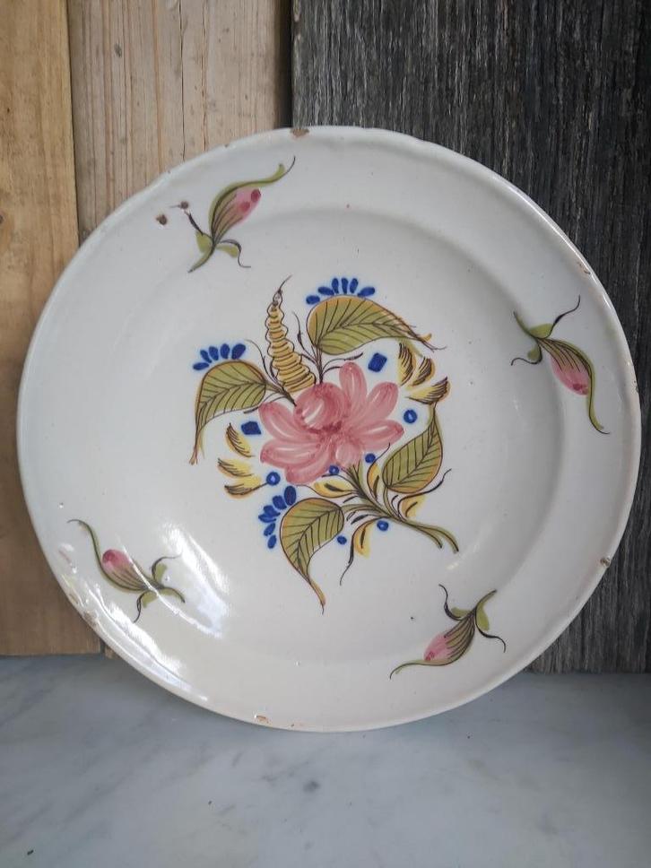 Prachtig groot antiek aardewerken bord / schaal bloemendecor, Antiek en Kunst, Antiek | Keramiek en Aardewerk, Verzenden