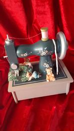 Muziekdoos naaimachine met bewegende beertjes, Antiek en Kunst, Antiek | Speelgoed, Ophalen of Verzenden