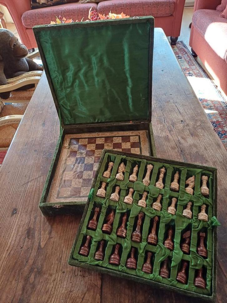 Marmeren schaakspel in fluwele koffer., Hobby en Vrije tijd, Gezelschapsspellen | Bordspellen, Nieuw, Ophalen of Verzenden