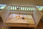White Ikea baby/ toddler bed, Kinderen en Baby's, Kinderkamer | Bedden, Ophalen, Minder dan 140 cm, Minder dan 70 cm, Matras