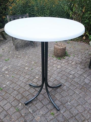 Sta tafel 2x inklapbaar. Wit rond tafelblad prijs per stuk beschikbaar voor biedingen