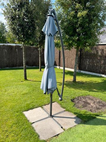 Lichtgrijze zweefparasol 2,5m doorsnede beschikbaar voor biedingen