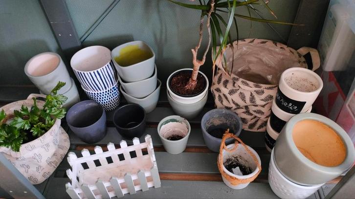 5€ voor 22 bloempotten, 2 zakken, streepjes, groengrijs, Tuin en Terras, Bloempotten, Zo goed als nieuw, Kunststof, Minder dan 40 cm