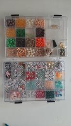 Twee dozen met kraaltjes, Hobby en Vrije tijd, Kralen en Sieraden maken, Ophalen, Zo goed als nieuw