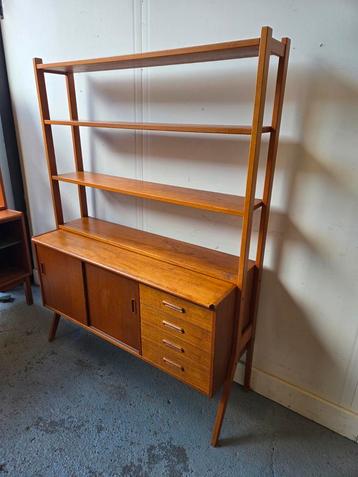Vintage midcentury kast van teakhout uit Zweden beschikbaar voor biedingen