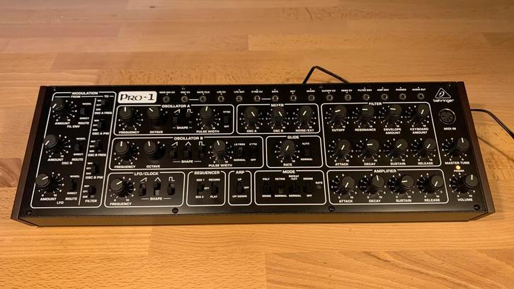 Behringer PRO-1 Analoge synthesizer, Muziek en Instrumenten, Synthesizers, Zo goed als nieuw, Overige aantallen, Overige merken