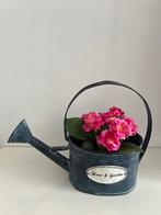 Grijs zink metalen gieter met roze kunstbloemen., Tuin en Terras, Gieters, Ophalen of Verzenden, Zo goed als nieuw