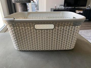 Lichtgrijze wasmand beschikbaar voor biedingen