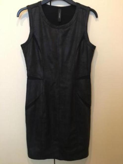 Als nieuw Marccain zwarte mouwloze jurk suedine 3 / 38 m, Kleding | Dames, Jurken, Zo goed als nieuw, Maat 38/40 (M), Zwart, Boven de knie