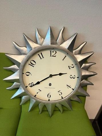 Wandklok, zilver, zon beschikbaar voor biedingen