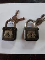 2 stuks brocante ( jaren 50/60) hangsloten met sleutel, Ophalen of Verzenden
