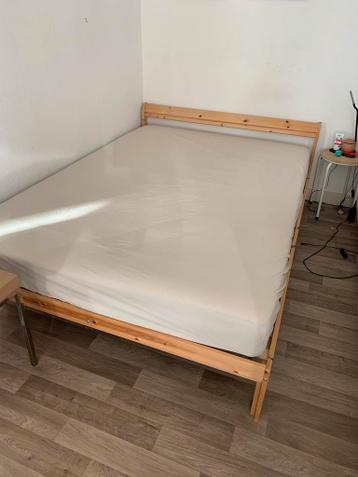 Houten bedframe - afbeelding 1