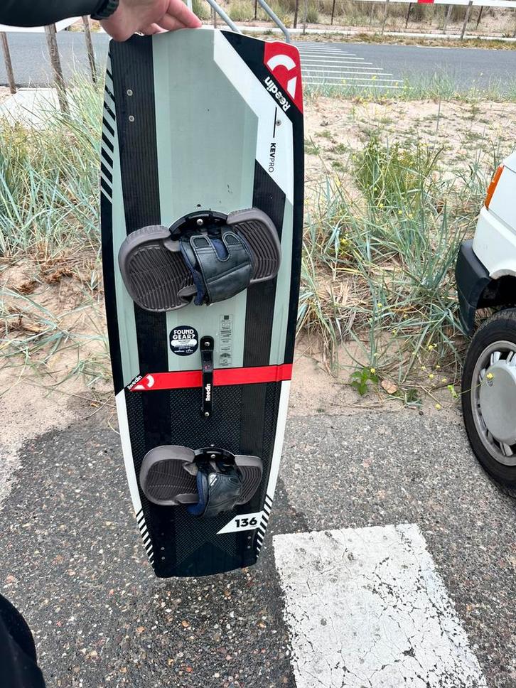 Reedin kevpro V3 136, Watersport en Boten, Kitesurfen, Zo goed als nieuw, 4 m² of minder, Twintip, Ophalen of Verzenden