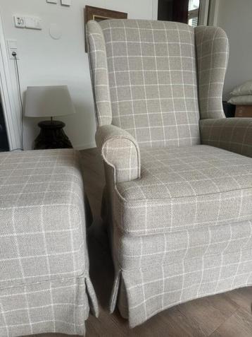 Leuke engelse stoel beige met witte ruit en pouf beschikbaar voor biedingen