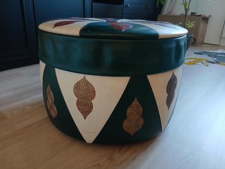 Skai lederen naaipoef, leren poefje, Huis en Inrichting, Banken | Voetenbanken en Poefen, Gebruikt, Minder dan 50 cm, 125 cm of meer