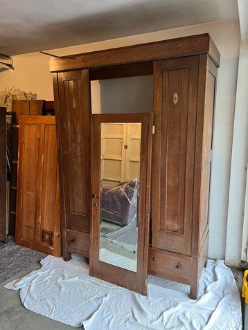 Antieke houten kast met spiegeldeur beschikbaar voor biedingen