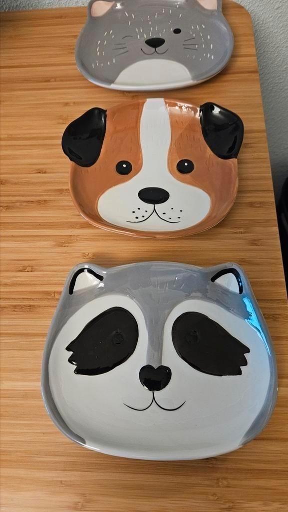3 bordjes, hond, kat, wasbeer - aardewerk - als NIEUW!, Huis en Inrichting, Keuken | Servies, Zo goed als nieuw, Bord(en), Overige stijlen