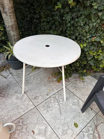 Gratis inklapbare tuintafel beschikbaar voor biedingen