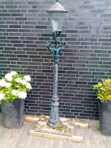 Oude Lantaarnpaal beschikbaar voor biedingen