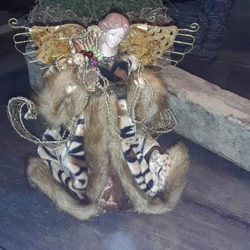 Treetopper engel met bontmantel en decoratie  beschikbaar voor biedingen