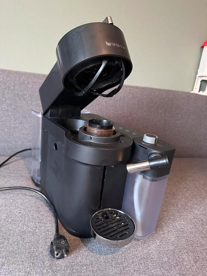 Delonghi Nespresso Lattissima zwart met melkreservoir, Witgoed en Apparatuur, Koffiezetapparaten, Zo goed als nieuw, Espresso apparaat
