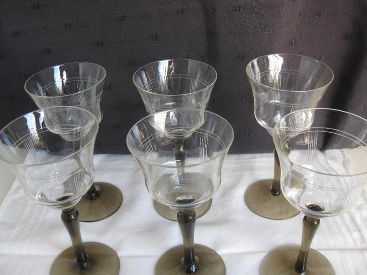 Zes schattige glaasjes op gekleurde voet., Antiek en Kunst, Antiek | Servies compleet, Ophalen of Verzenden